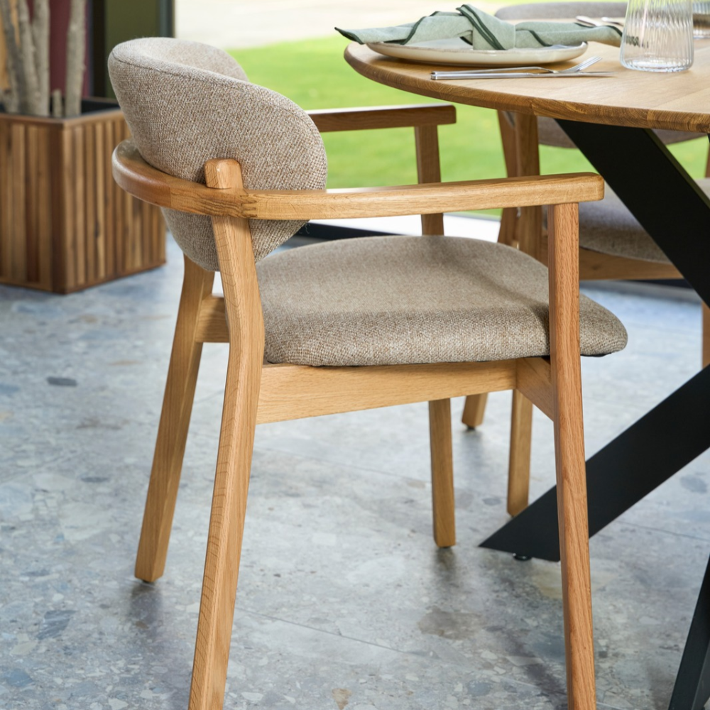 Ellie Spisestol m. Armlener og Beige Sete  - Natur Eik