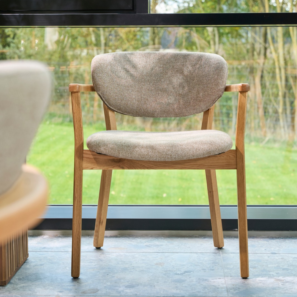 Ellie Spisestol m. Armlener og Beige Sete  - Natur Eik