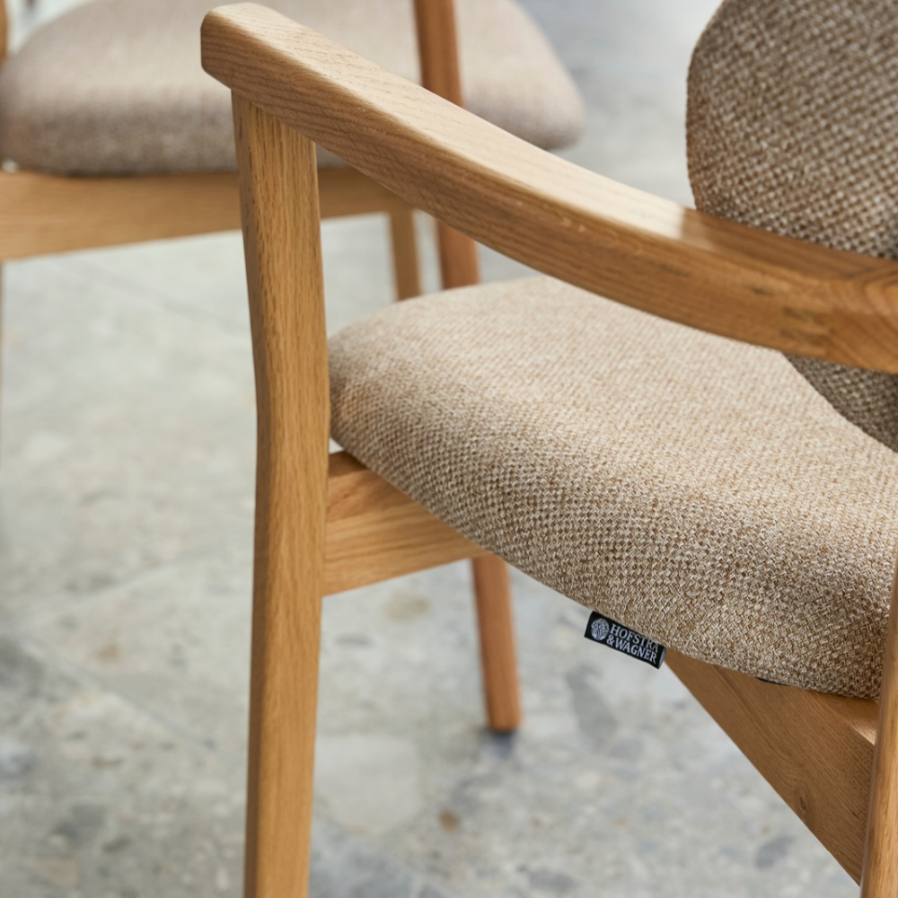 Ellie Spisestol m. Armlener og Beige Sete  - Natur Eik