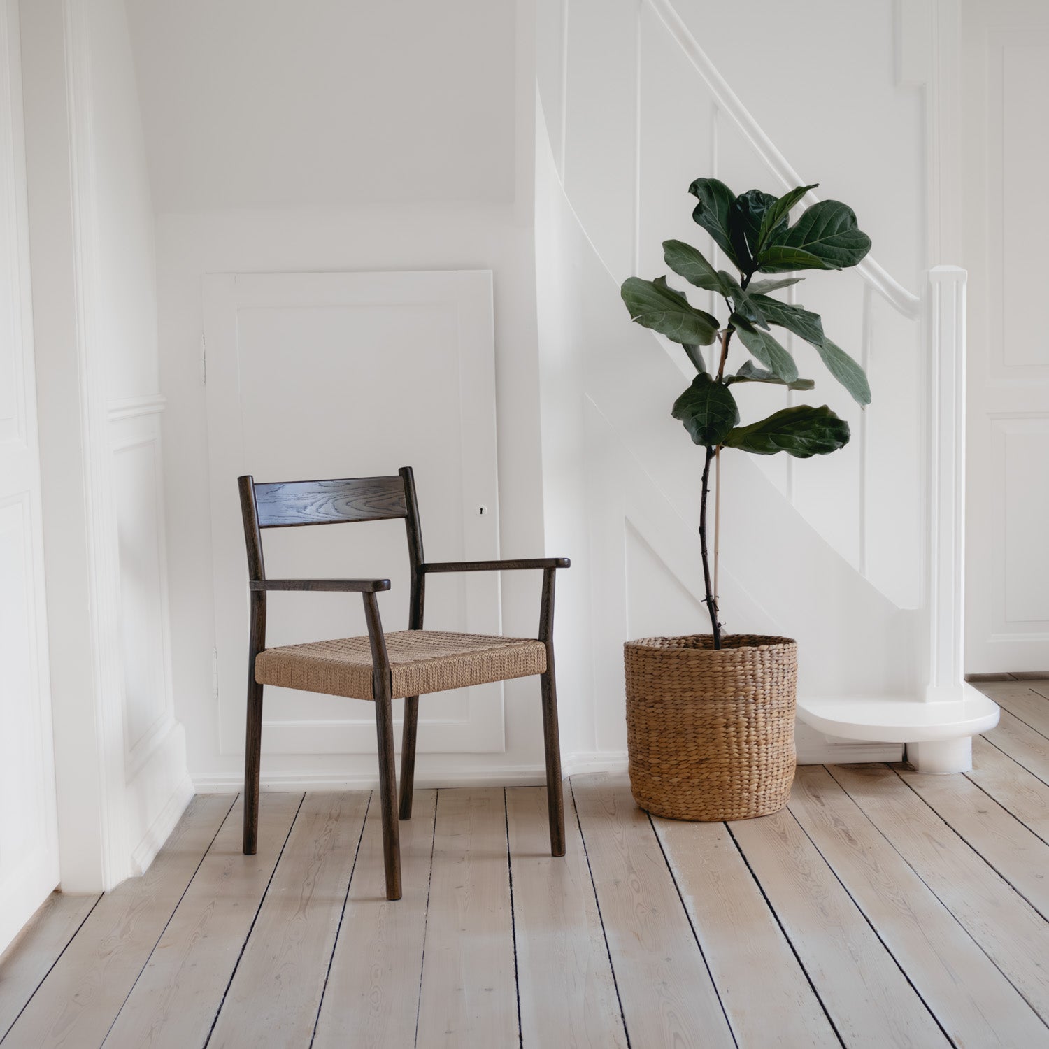 Monaco Spisestol m. armlen og naturflet - Smoked Eik