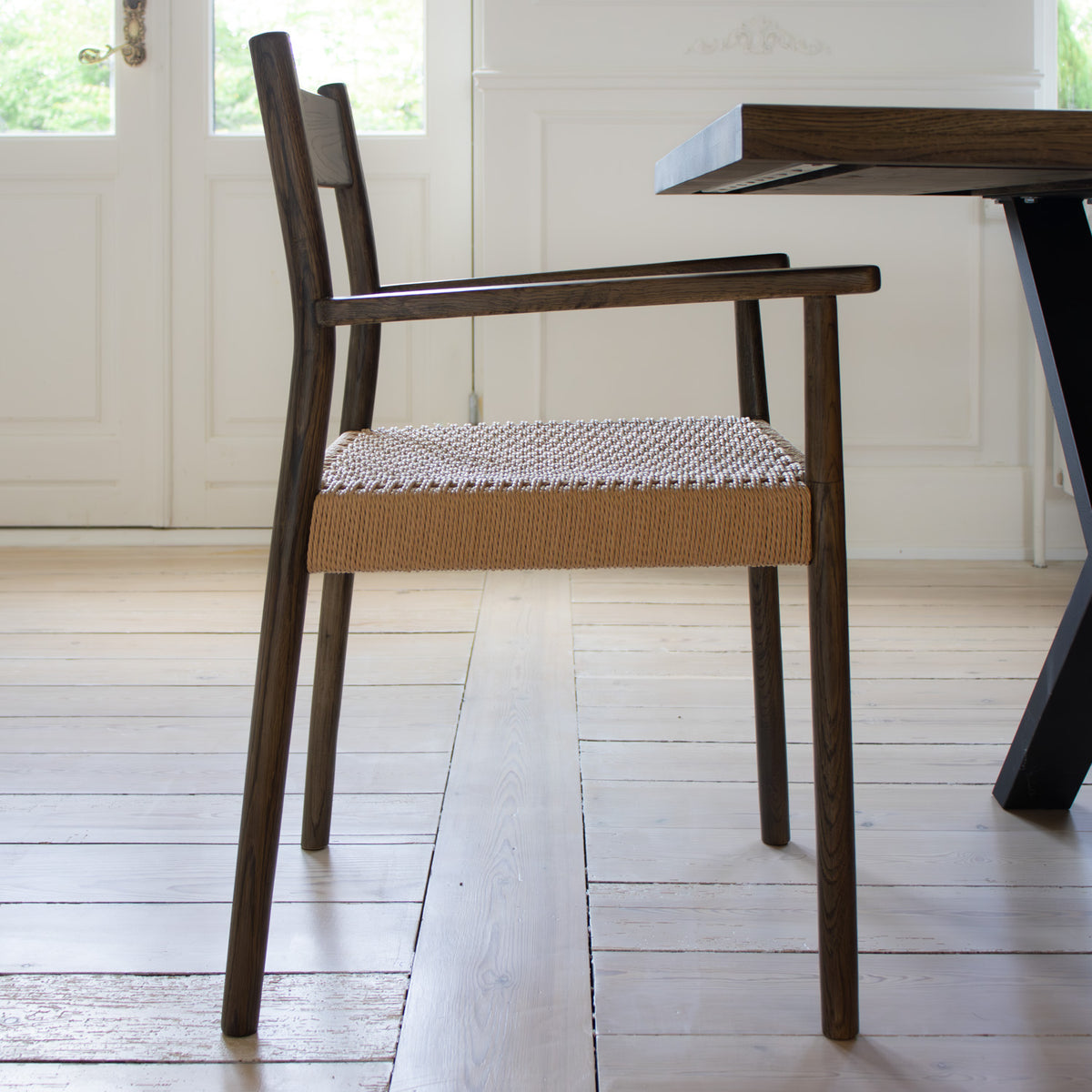 Monaco Spisestol m. Armlen og Naturflet - Smoked Eik