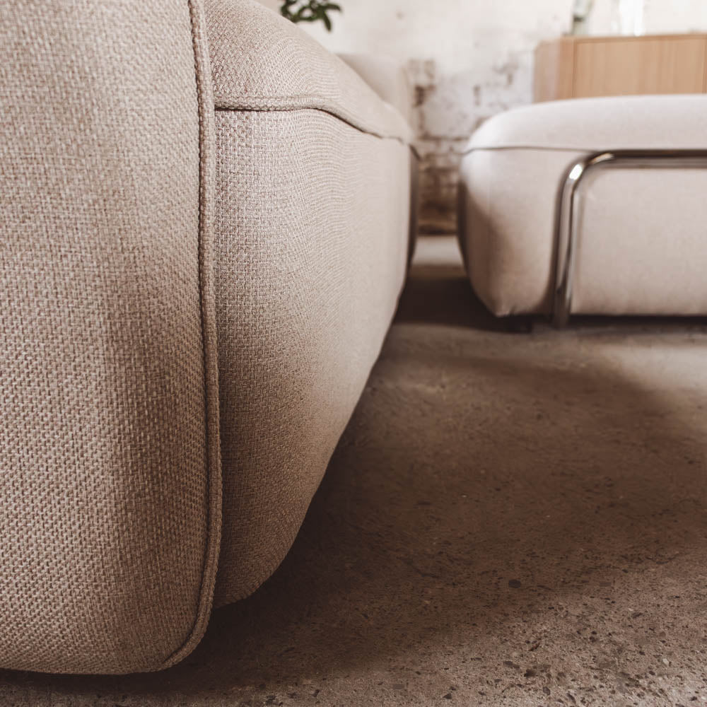 Lino Chrome Sofa m. Puff - 230 cm - Beige Stoff